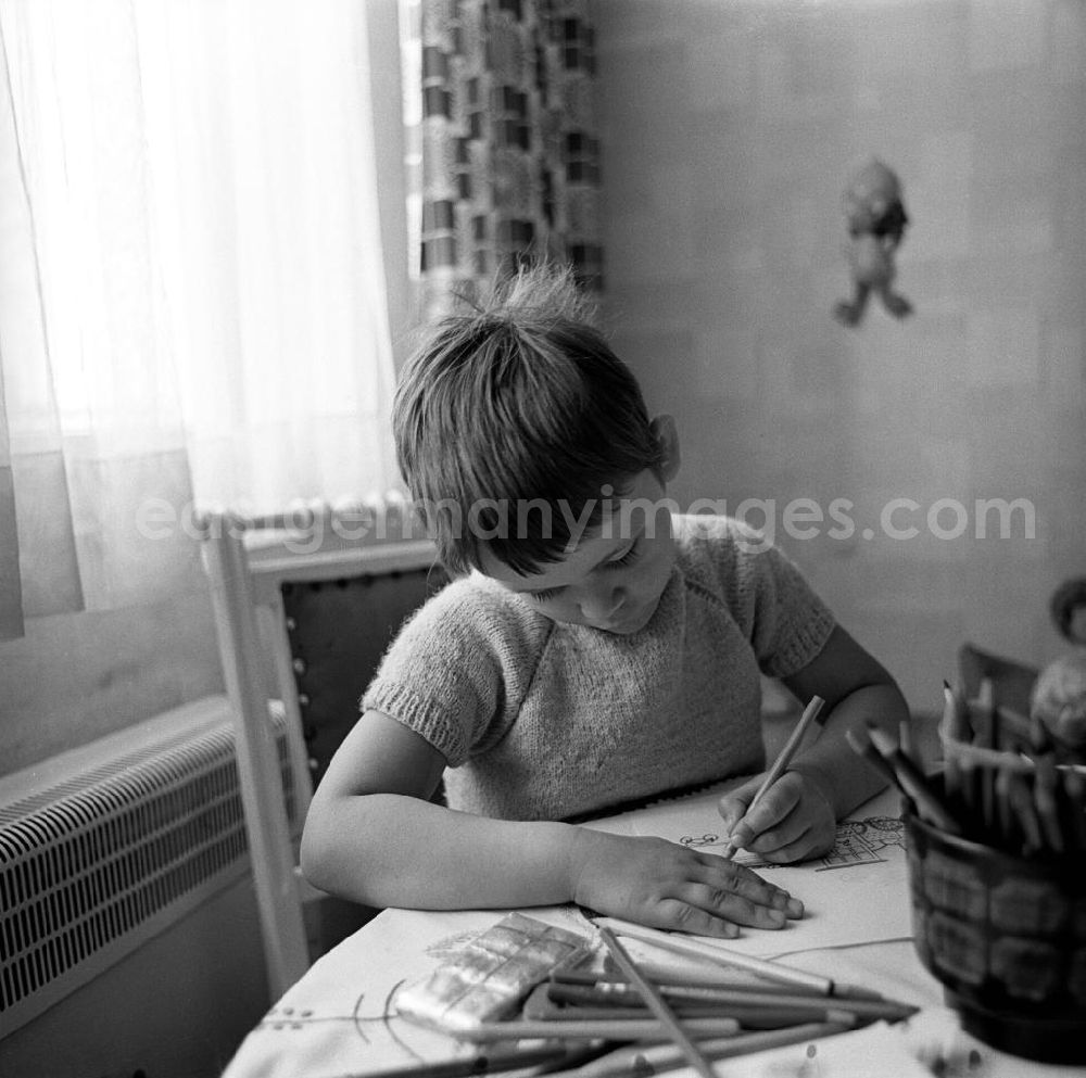 GDR photo archive: Berlin - Zwei Tage im Leben einer alleinerziehenden Frau mit zwei Kindern in Ostberlin. Zwischen Privatem, Arbeit und Weiterbildung ( EDV Kurs ). Eine Tochter / Mädchen sitzt am Tisch im Kinderzimmer und malt.