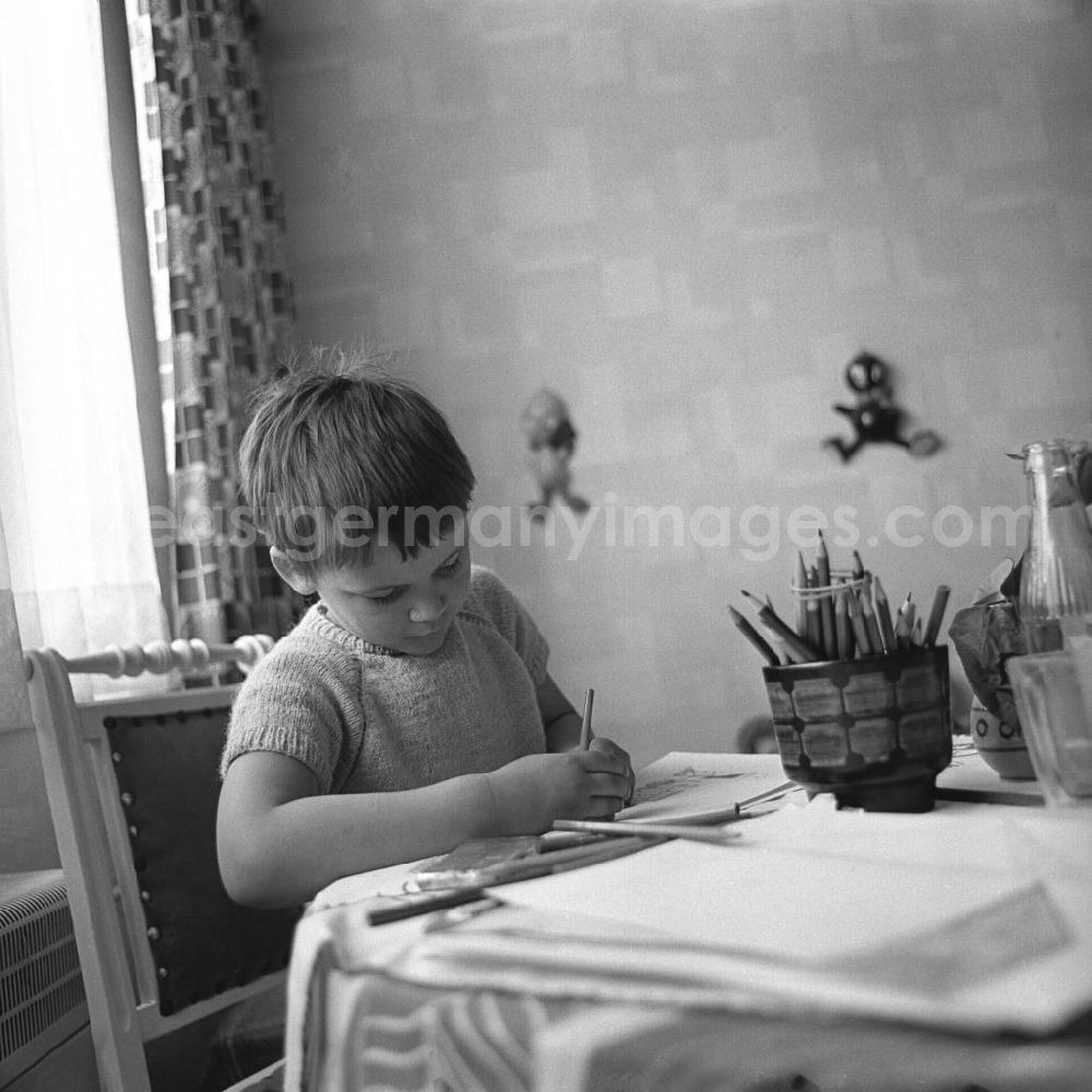 GDR picture archive: Berlin - Zwei Tage im Leben einer alleinerziehenden Frau mit zwei Kindern in Ostberlin. Zwischen Privatem, Arbeit und Weiterbildung ( EDV Kurs ). Eine Tochter / Mädchen sitzt am Tisch im Kinderzimmer und malt.