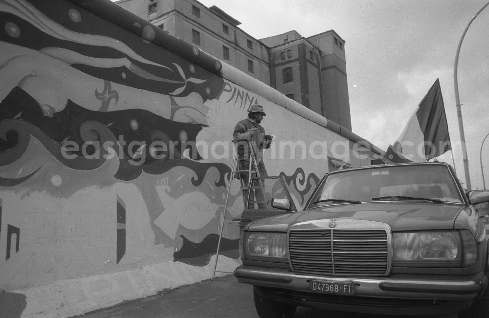 GDR image archive: Berlin - Actor - portrait Fulvio Pinna an der East Side Gallery in the district Friedrichshain in Berlin Eastberlin on the territory of the former GDR, German Democratic Republic