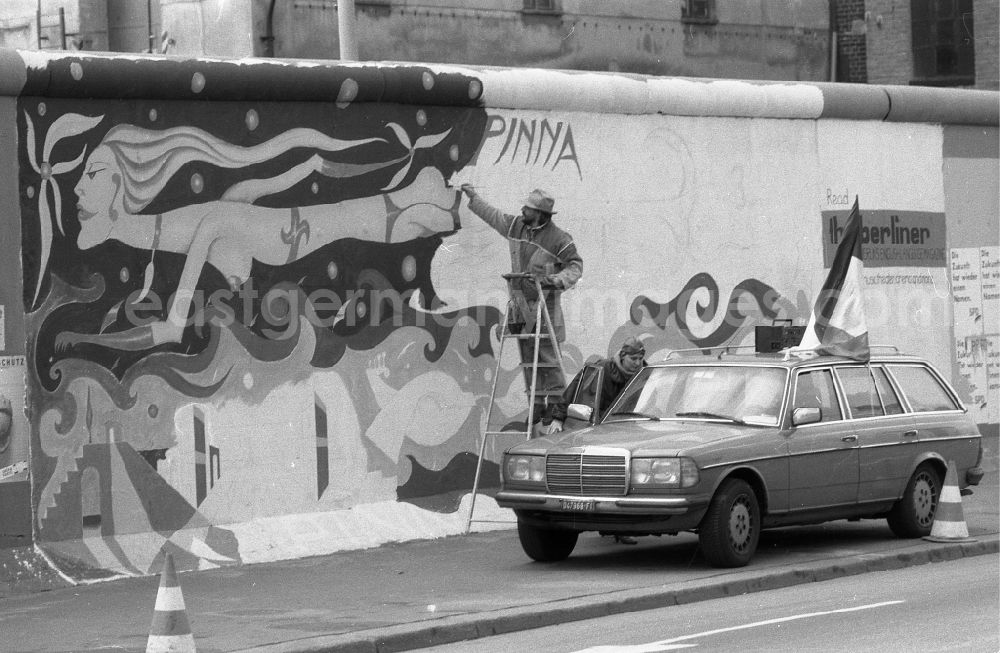 GDR photo archive: Berlin - Actor - portrait Fulvio Pinna an der East Side Gallery in the district Friedrichshain in Berlin Eastberlin on the territory of the former GDR, German Democratic Republic