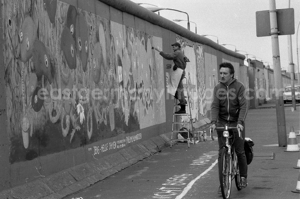 GDR picture archive: Berlin - Actor - portrait Fulvio Pinna an der East Side Gallery in the district Friedrichshain in Berlin Eastberlin on the territory of the former GDR, German Democratic Republic