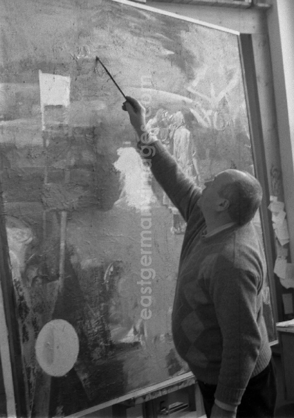 GDR picture archive: Berlin - Actor - portrait Professor Walter Womacka in his studio in the district Mitte in Berlin Eastberlin on the territory of the former GDR, German Democratic Republic