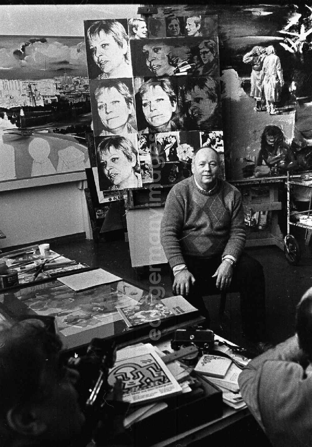 GDR image archive: Berlin - Actor - portrait Professor Walter Womacka in his studio in the district Mitte in Berlin Eastberlin on the territory of the former GDR, German Democratic Republic