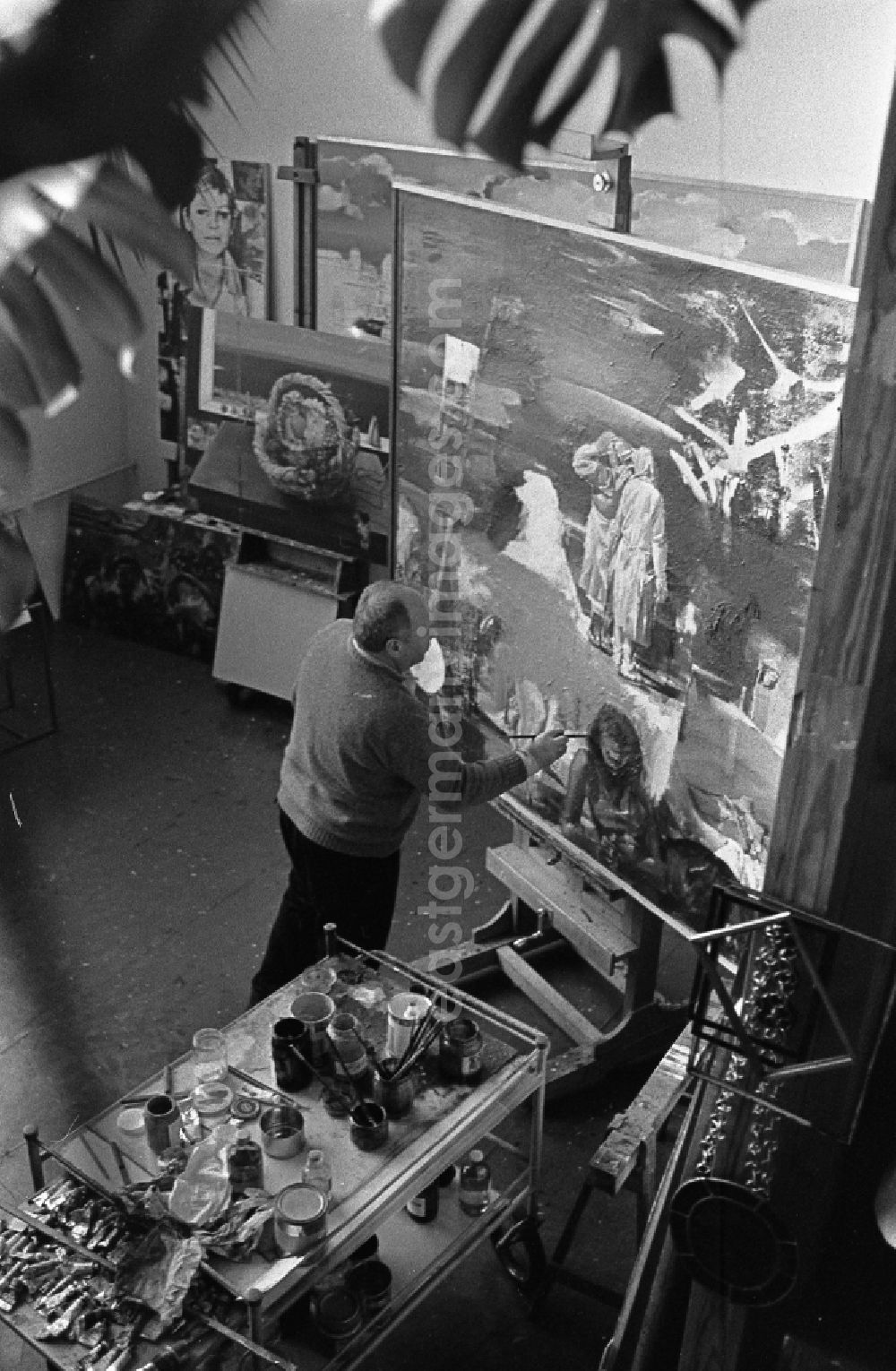 GDR picture archive: Berlin - Actor - portrait Professor Walter Womacka in his studio in the district Mitte in Berlin Eastberlin on the territory of the former GDR, German Democratic Republic