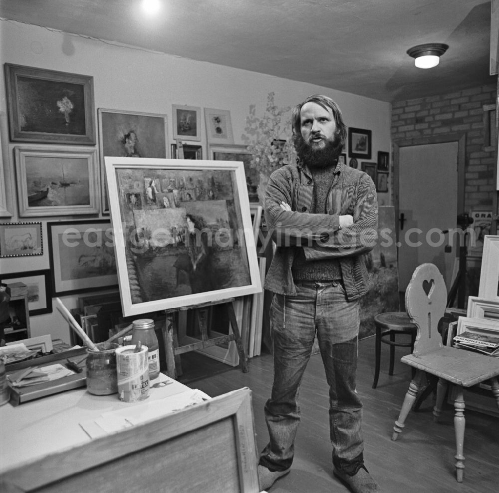 GDR image archive: Berlin - Painter and artist Rolf Haendler in his studio in Berlin East Berlin in GDR