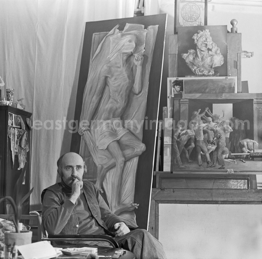 Berlin: Painter and artist Volker Stelzmann in his studio in Berlin East Berlin in GDR