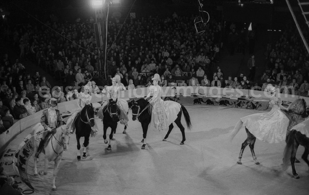 GDR photo archive: Berlin - Manege a circus in Berlin, the former capital of the GDR, the German Democratic Republic. Here the appearance of circus animals