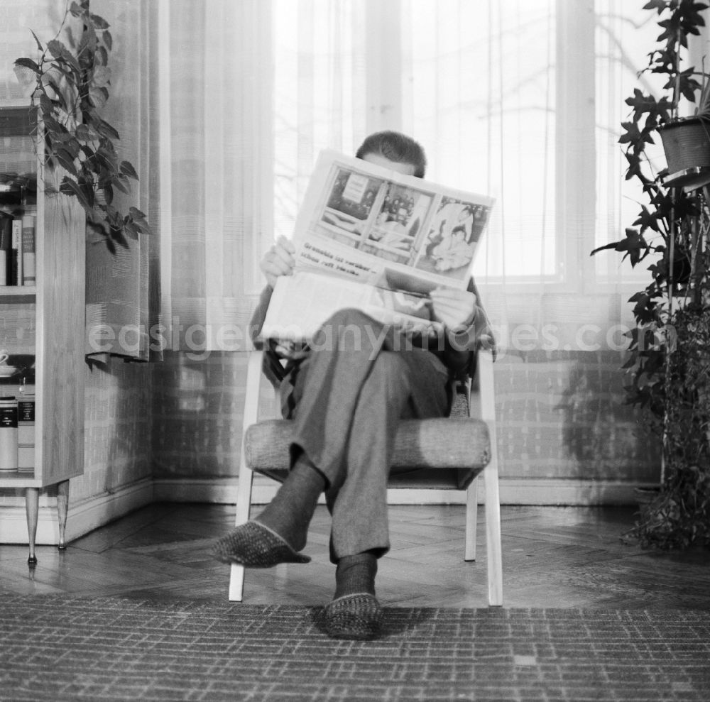GDR photo archive: Berlin - Man read a newspaper in a chair in Berlin