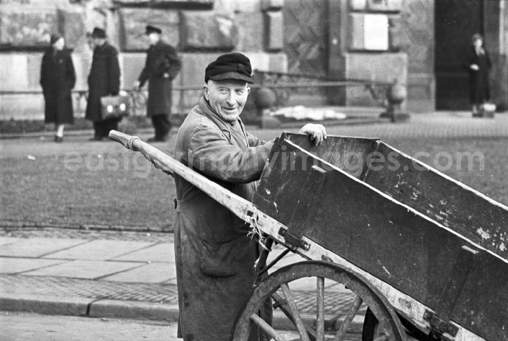 GDR photo archive: Leipzig - Ein Mann steht an einem Holz-Karren. Bestmögliche Qualität nach Vorlage!