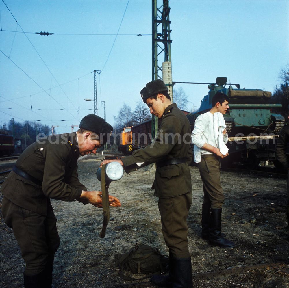 Peenemünde: Manöverübung der GSSD (Gruppe der Sowjetischen Streitkräfte in Deutschland) in Peenemünde. Russische Soldaten beim Waschen.