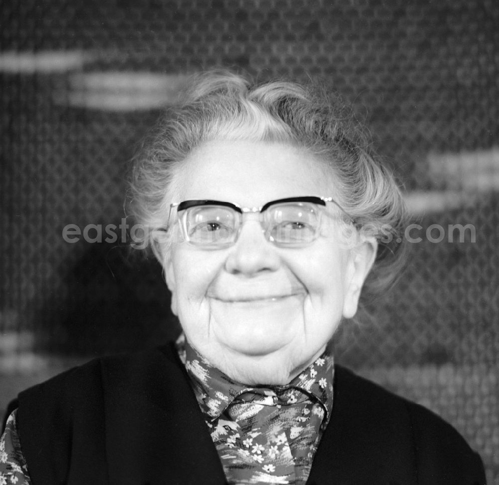 GDR photo archive: Berlin - The daughter of the lithographer Rudolf Heinrich Zille (1858 - 1929), Margarete Koehler - Zille (1884 - 1977) in Berlin, the former capital of the GDR, German Democratic Republic