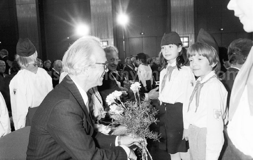 GDR image archive: Berlin Mitte - Pionier gratulieren Lehrer vor der Auszeichnung zum Tag des Lehrer im Ministerrat/Staatsrat.