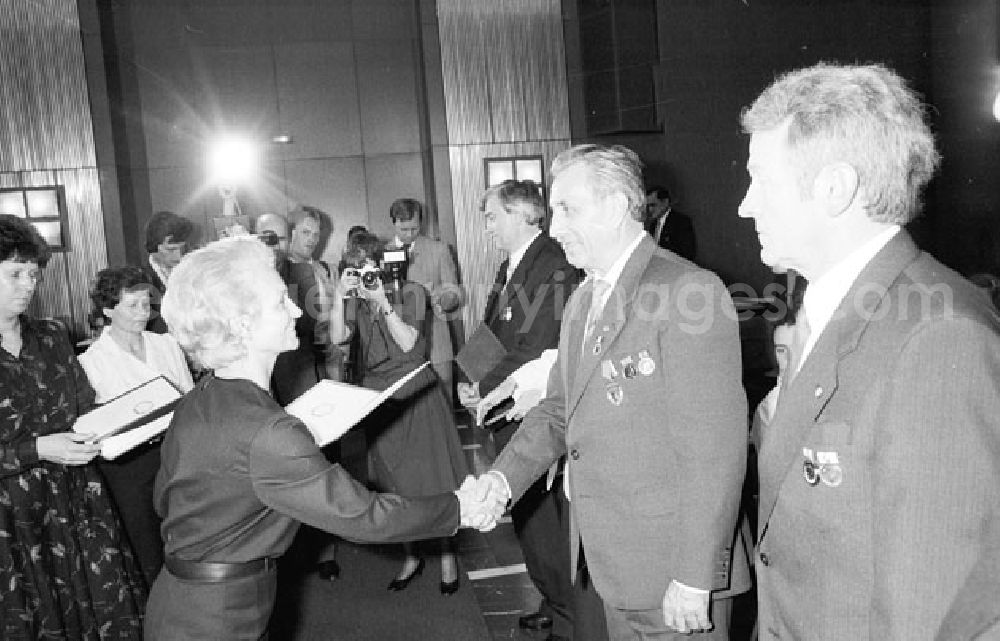 GDR picture archive: Berlin Mitte - Margot Honecker überreicht Auszeichnung zum Tag des Lehrer im Ministerrat / Staatsrat.