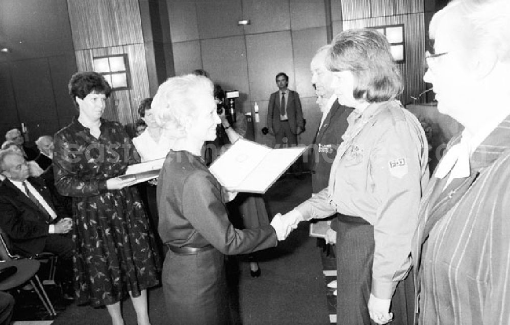 Berlin Mitte: Margot Honecker überreicht Auszeichnung zum Tag des Lehrer im Ministerrat / Staatsrat.