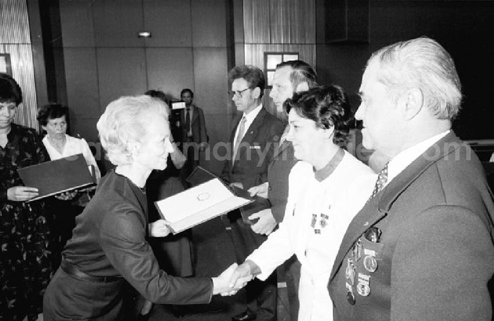 GDR image archive: Berlin Mitte - Margot Honecker überreicht Auszeichnung zum Tag des Lehrer im Ministerrat / Staatsrat.