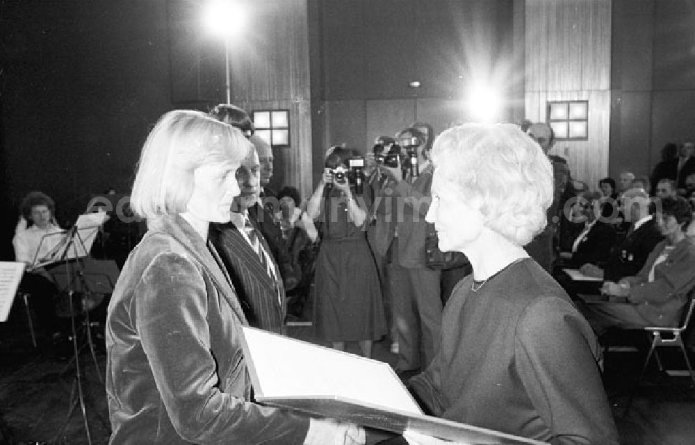 GDR photo archive: Berlin Mitte - Margot Honecker überreicht Auszeichnung zum Tag des Lehrer im Ministerrat / Staatsrat.