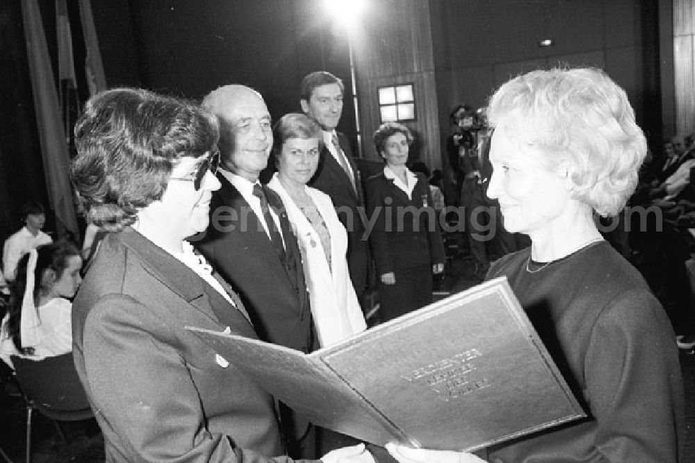 GDR image archive: Berlin Mitte - Margot Honecker überreicht Auszeichnung zum Tag des Lehrer im Ministerrat / Staatsrat.