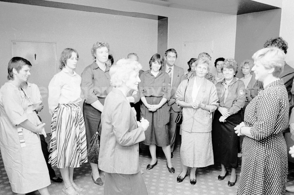 GDR picture archive: Berlin - Pedagogical Council with Gen. Margot Honecker at the Scholochow OS Oberschule in Berlin - Marzahn in the territory of the former GDR, German Democratic Republic