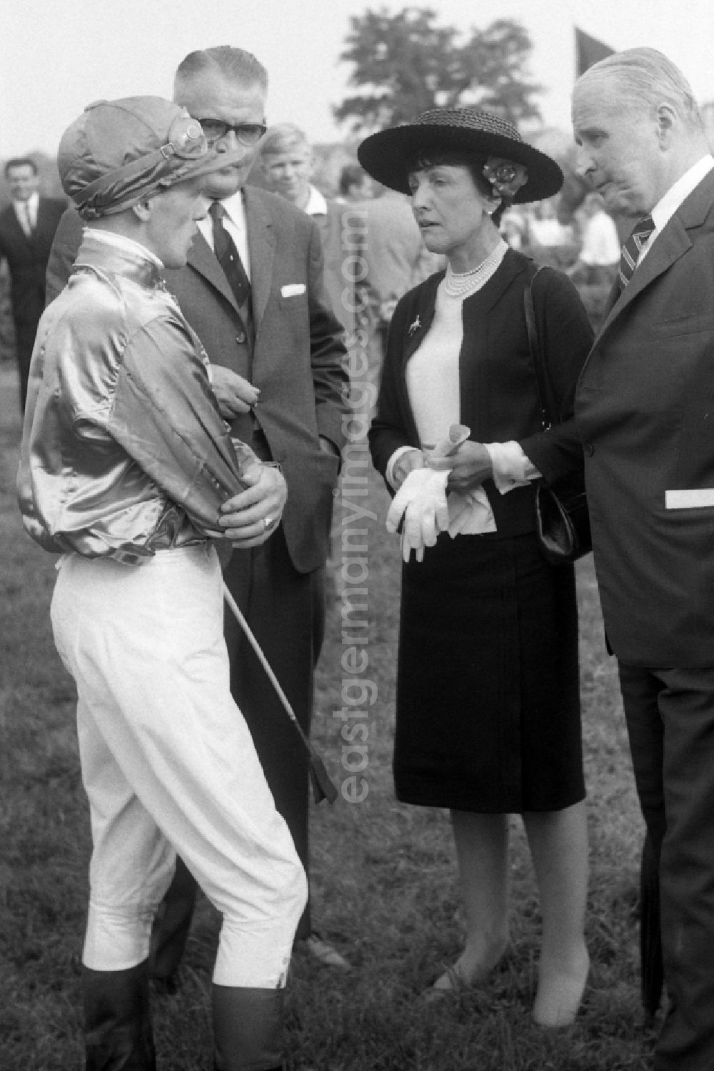 GDR picture archive: Leipzig - Maria Mehl-Muelhens and Consul Rudi Mehl ( right ) talking to Jockey J. Zimmermann in Leipzig in the state Saxony on the territory of the former GDR, German Democratic Republic