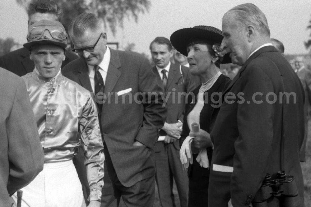 GDR image archive: Leipzig - Maria Mehl-Muelhens, Consul Rudi Mehl (right) and Jockey J. Zimmermann in the driving ring in Leipzig in the state Saxony on the territory of the former GDR, German Democratic Republic