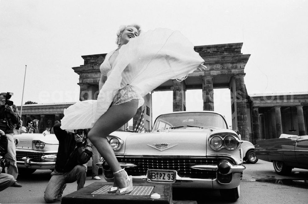 GDR image archive: - Marilyn Monroe am Brandenburger Tor Umschlagnummer: 7443