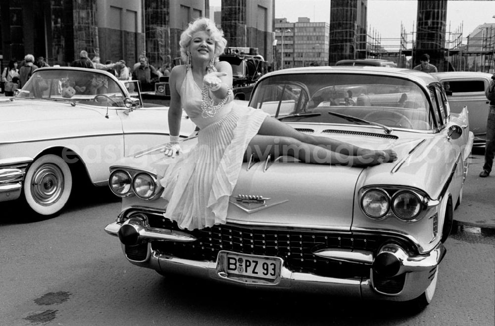 GDR picture archive: - Marilyn Monroe am Brandenburger Tor Umschlagnummer: 7443