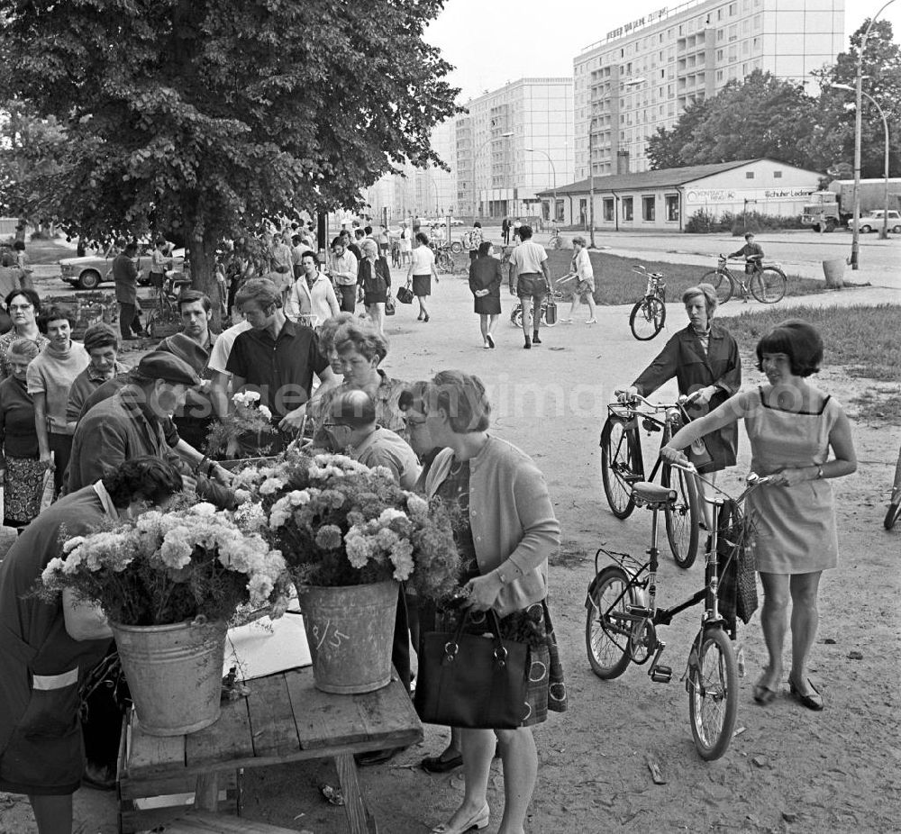 GDR image archive: Schwedt - Markt auf dem Platz der Befreiung an der Lindenallee. Händler bieten ihre Waren, hier Blumen, an, und die Menschen stehen Schlange.