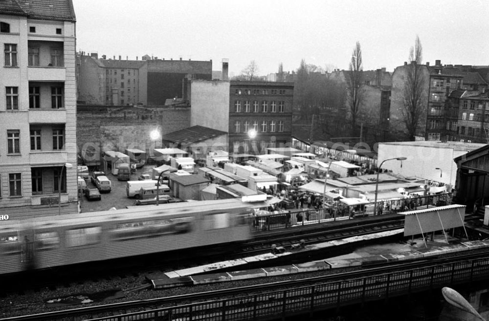 GDR image archive: Berlin-Prenzlauer Berg - Markt auf Wohnungsbaustandort am Bhf. Schönhauser Allee 21.12.92