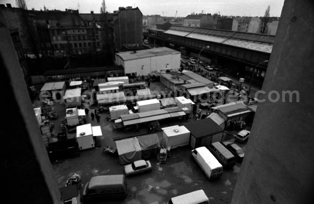 GDR photo archive: Berlin-Prenzlauer Berg - Markt auf Wohnungsbaustandort am Bhf. Schönhauser Allee 21.12.92