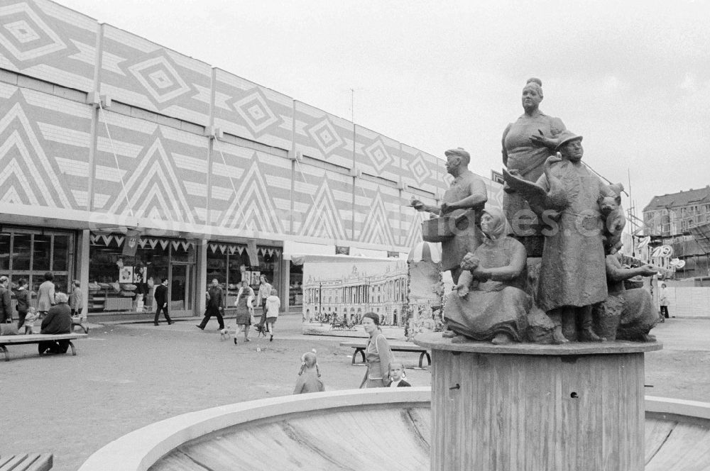 GDR photo archive: Berlin - The Market Hall Fountain at the Berlin Market Hall at Alex in Berlin, the former capital of the GDR, German Democratic Republic