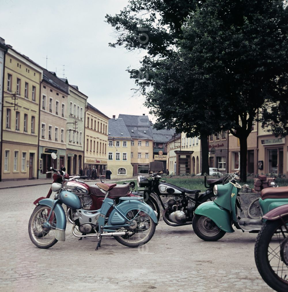 GDR photo archive: Bad Lobenstein - Mopeds, scooters and motorcycles park at the market in Bad Lobenstein, Thuringia in the territory of the former GDR, German Democratic Republic