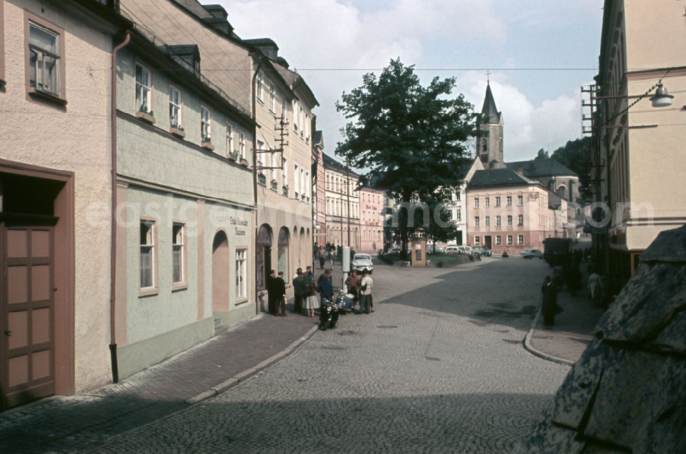 GDR picture archive: Bad Lobenstein - House facades at the road Markt in Bad Lobenstein, Thuringia in the area of the former GDR, German Democratic Republic