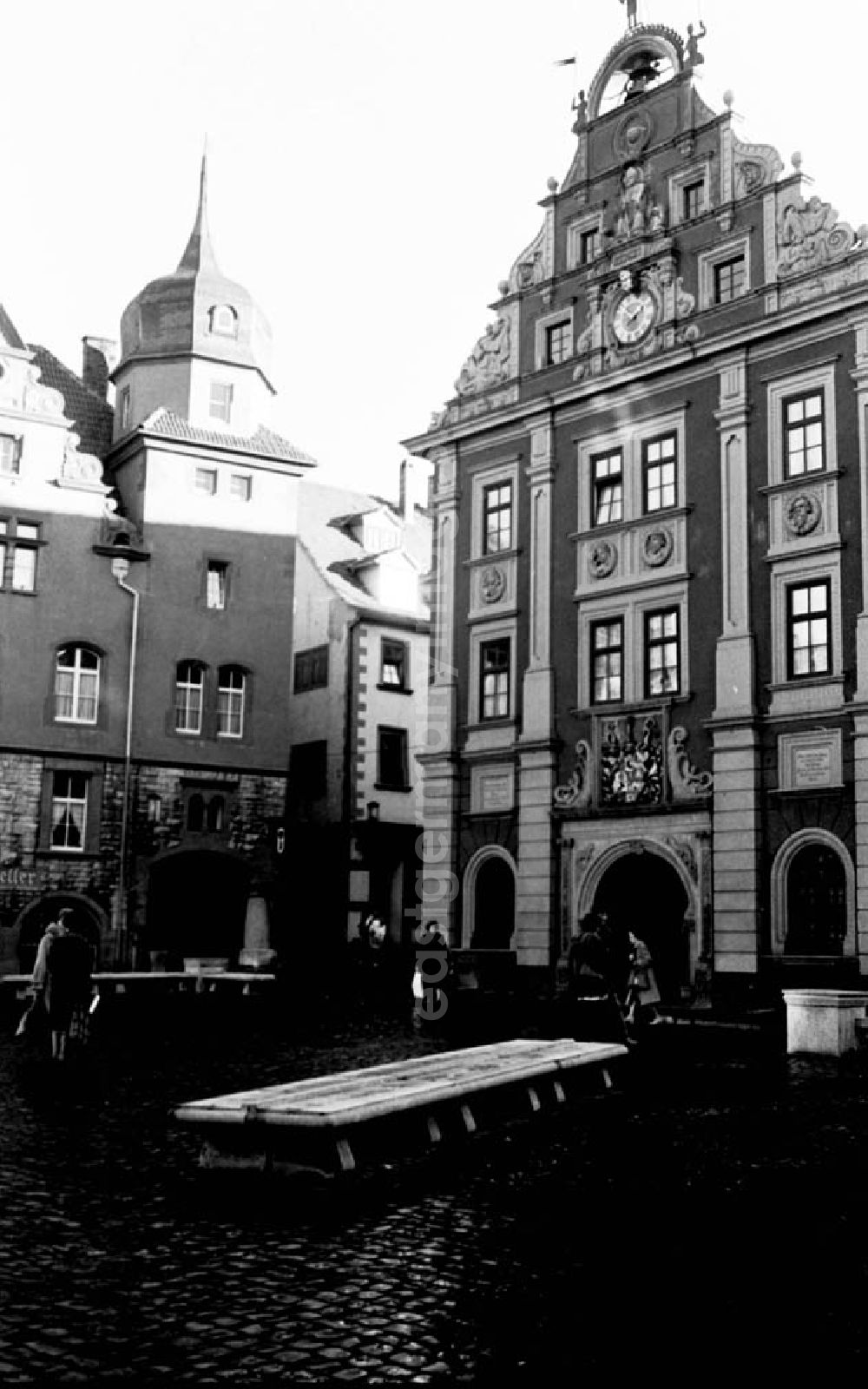 GDR picture archive: Gotha - Blick über den Markt auf das Rathaus.