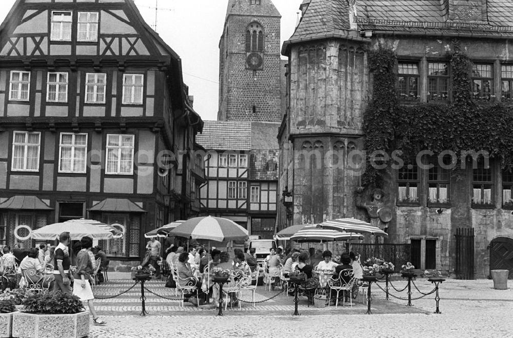 Quedlinburg: Ein Cafe auf dem Marktplatz der über 1000-jährigen Stadt Quedlinburg. Rechts das 1310 erstmals erwähnte Rathaus, das von 1616 bis 1619 im Renaissance-Stil umgebaut wurde mit dem Roland, der das Marktrecht und die eigene Gerichtsbarkeit der Stadt demonstriert. Er ist die kleinste Rolandsfigur in Deutschland. Dahinter die Marktkirche. In der Stadt gibt es 120