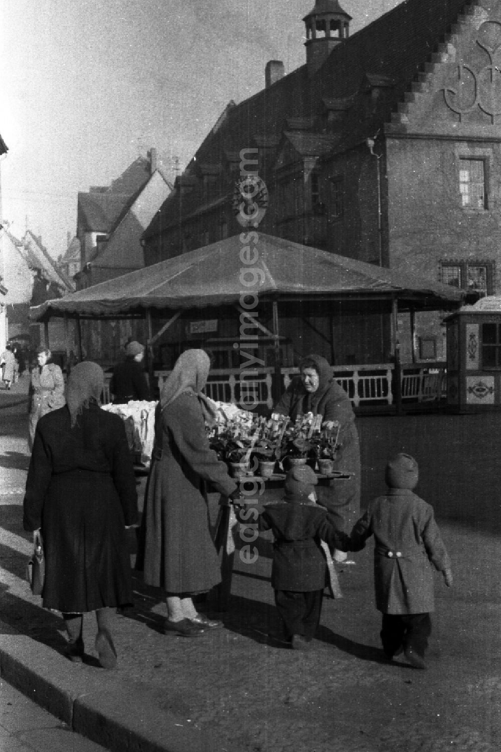 GDR photo archive: Merseburg - Market stall - stand on the marketplace in Merseburg in the federal state Saxony-Anhalt in Germany