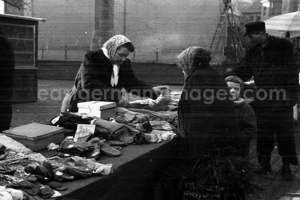 GDR picture archive: Merseburg - Market stall - stand on the marketplace in Merseburg in the federal state Saxony-Anhalt in Germany