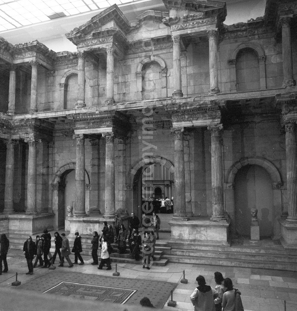 GDR picture archive: Berlin - The monumental market gate of Miletus in the Pergamonmuseum in Berlin, the former capital of the GDR, German democratic republic
