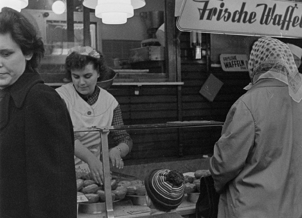 Berlin: Sellers present their goods to customers on the tables of their market stall at a stall for fresh waffles in the Pankow district of Berlin East Berlin in the territory of the former GDR, German Democratic Republic