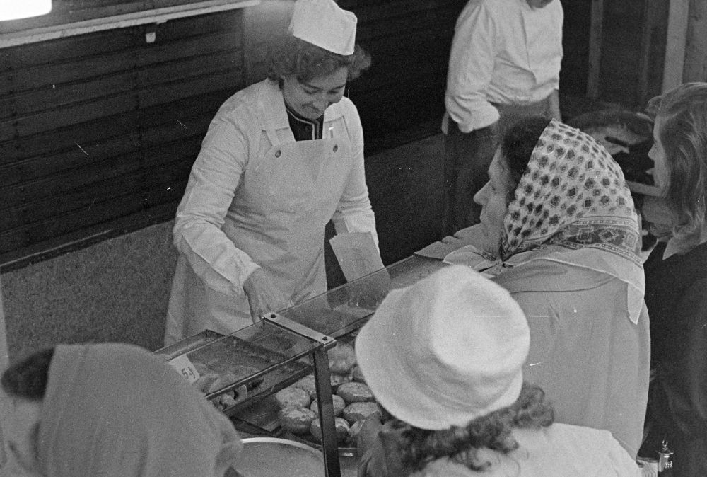 GDR image archive: Berlin - Sellers present their goods to customers on the tables of their market stall at a stall for fresh waffles in the Pankow district of Berlin East Berlin in the territory of the former GDR, German Democratic Republic