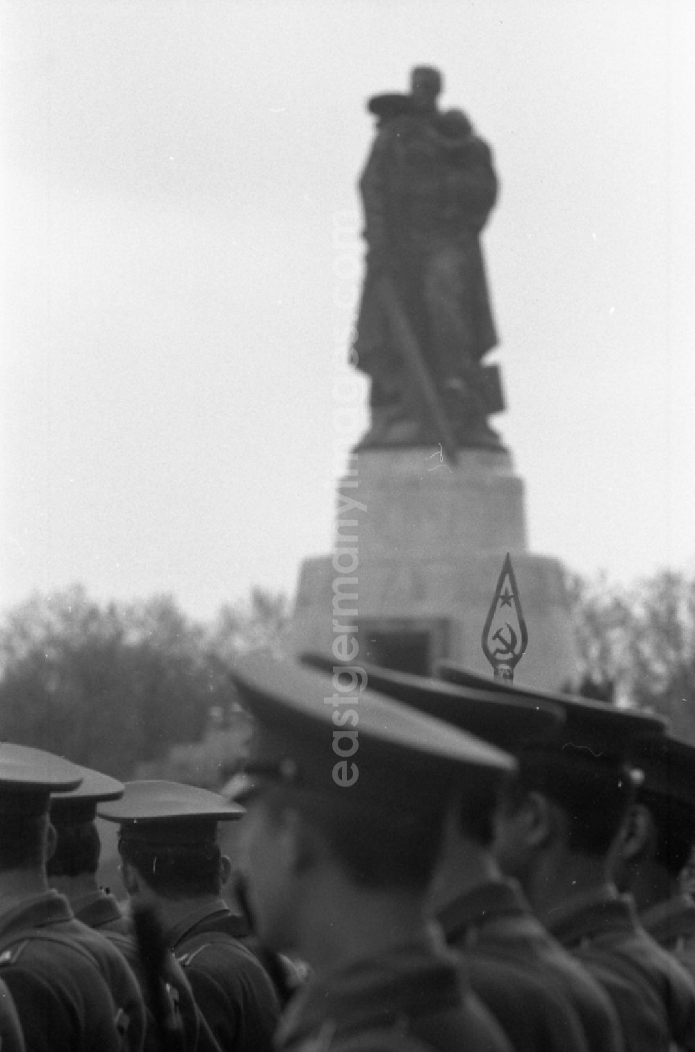 GDR picture archive: Berlin - Parade formation and march of Russian - Soviet soldiers and officers of the GSSD group on the occasion of a wreath-laying ceremony at the memorial for the fallen Soviet soldiers in the district of Treptow in Berlin East Berlin on the territory of the former GDR, German Democratic Republic