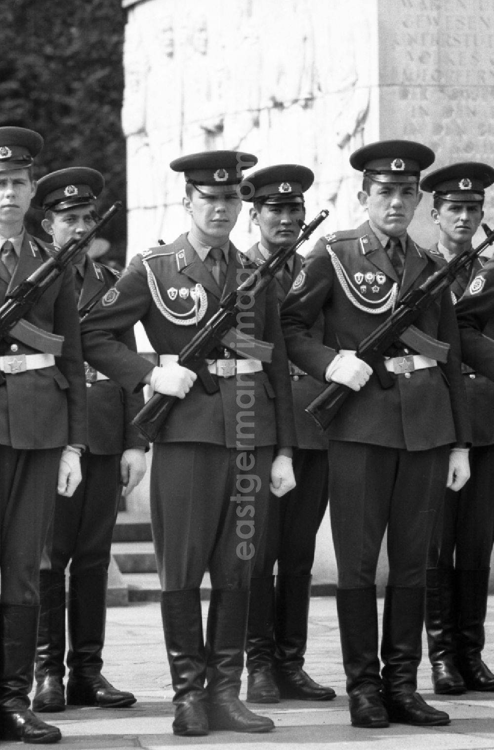 Berlin: Parade formation and march of Russian - Soviet soldiers and officers of the GSSD group on the occasion of a wreath-laying ceremony at the memorial for the fallen Soviet soldiers in the district of Treptow in Berlin East Berlin on the territory of the former GDR, German Democratic Republic