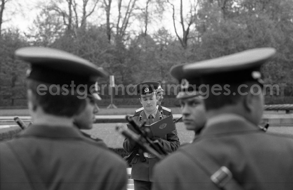 GDR picture archive: Berlin - Parade formation and march of Russian - Soviet soldiers and officers of the GSSD group on the occasion of a wreath-laying ceremony at the memorial for the fallen Soviet soldiers in the district of Treptow in Berlin East Berlin on the territory of the former GDR, German Democratic Republic