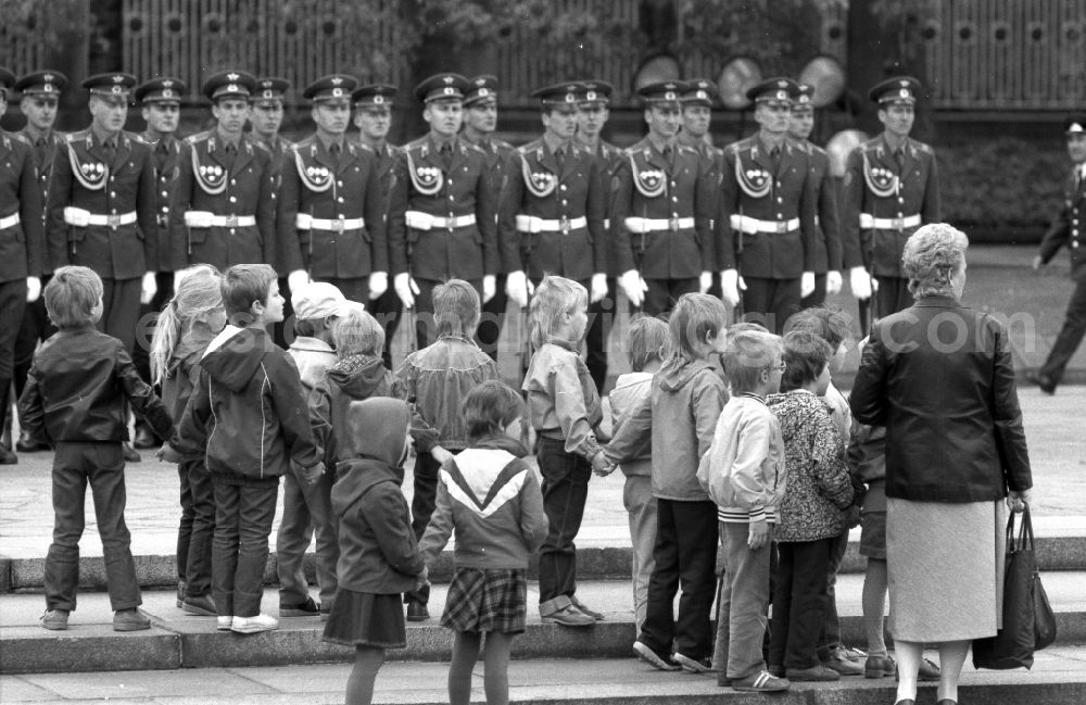 GDR photo archive: Berlin - Parade formation and march of Russian - Soviet soldiers and officers of the GSSD group on the occasion of a wreath-laying ceremony at the memorial for the fallen Soviet soldiers in the district of Treptow in Berlin East Berlin on the territory of the former GDR, German Democratic Republic