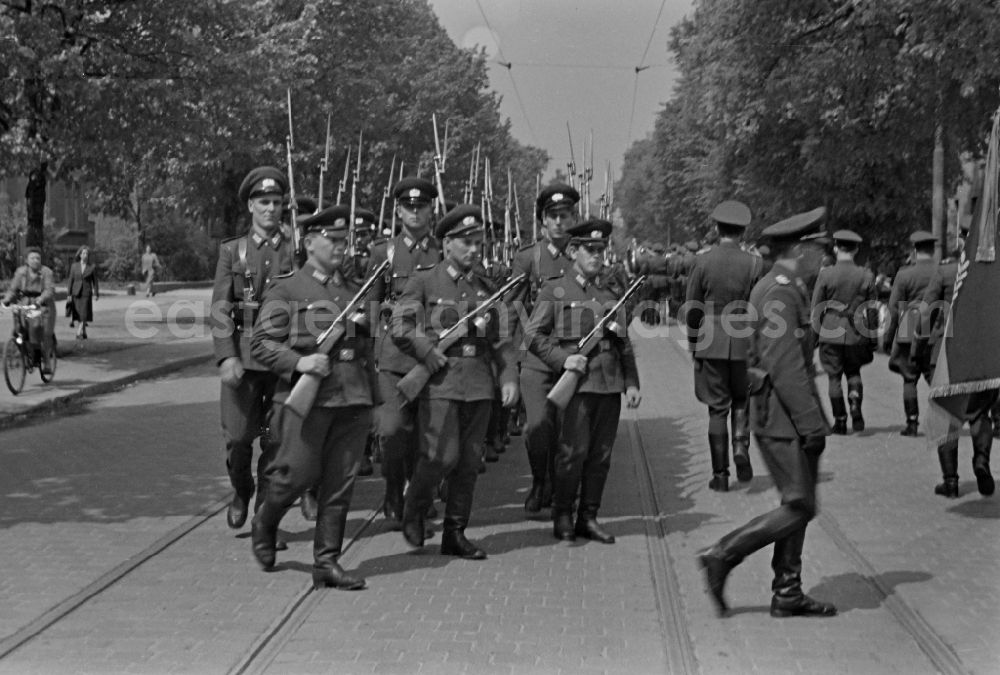 GDR picture archive: Halberstadt - Parade formation and march of soldiers and officers Grenzregiment 2