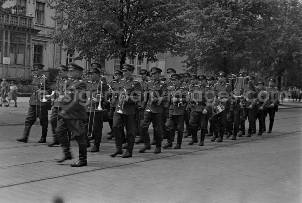 GDR photo archive: Halberstadt - Parade formation and march of soldiers and officers Grenzregiment 2