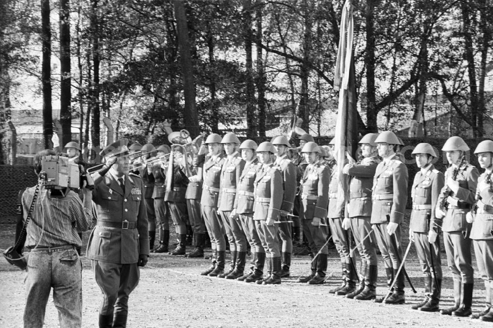 GDR photo archive: Goldberg - Major General Horst Stechbarth walking through the parade formation of soldiers and officers of Panzer Regiment 8 (PR-8) on the occasion of the ceremonial and media-effective dissolution of the troop unit on the grounds of the Artur Becker barracks in Goldberg in the state of Mecklenburg-Western Pomerania on the territory of the former GDR, German Democratic Republic