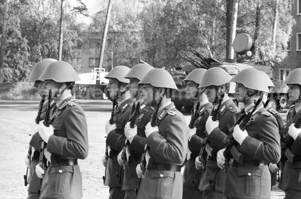 Goldberg: Parade formation and march of soldiers and officers of Panzer Regiment 8 (PR-8) on the occasion of the ceremonial and media-effective dissolution of the troop unit on the grounds of the Artur-Becker barracks in Goldberg in the state of Mecklenburg-Western Pomerania in the area of the former GDR, German Democratic Republic