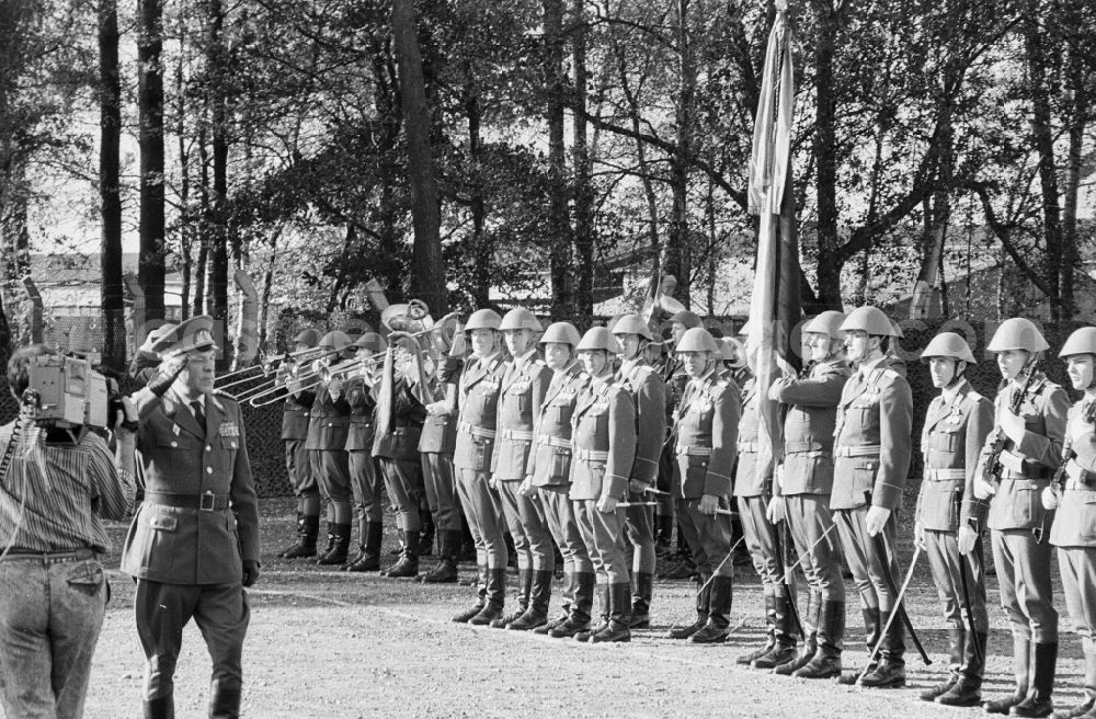 GDR image archive: Goldberg - Major General Horst Stechbarth walking through the parade formation of soldiers and officers of Panzer Regiment 8 (PR-8) on the occasion of the ceremonial and media-effective dissolution of the troop unit on the grounds of the Artur Becker barracks in Goldberg in the state of Mecklenburg-Western Pomerania on the territory of the former GDR, German Democratic Republic