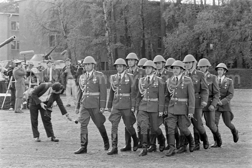 GDR picture archive: Goldberg - Parade formation and march of soldiers and officers of Panzer Regiment 8 (PR-8) on the occasion of the ceremonial and media-effective dissolution of the troop unit on the grounds of the Artur-Becker barracks in Goldberg in the state of Mecklenburg-Western Pomerania in the area of the former GDR, German Democratic Republic