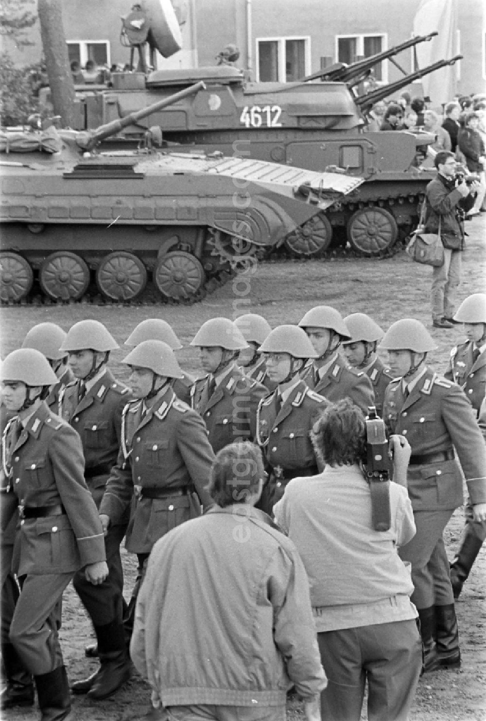 GDR image archive: Goldberg - Parade formation and march of soldiers and officers of Panzer Regiment 8 (PR-8) on the occasion of the ceremonial and media-effective dissolution of the troop unit on the grounds of the Artur-Becker barracks in Goldberg in the state of Mecklenburg-Western Pomerania in the area of the former GDR, German Democratic Republic